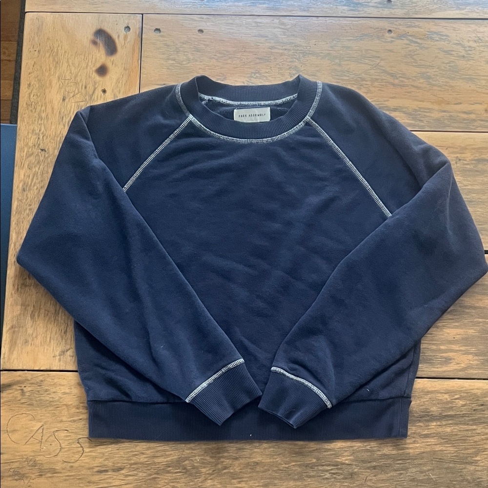 Everlane Navy Crewneck Sweatshirt with Contrast Stitching - Women